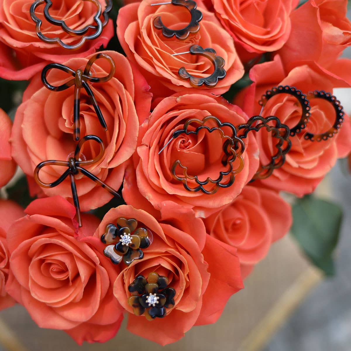 Ari Scalloped Resin Hoop Earrings in Tortoise