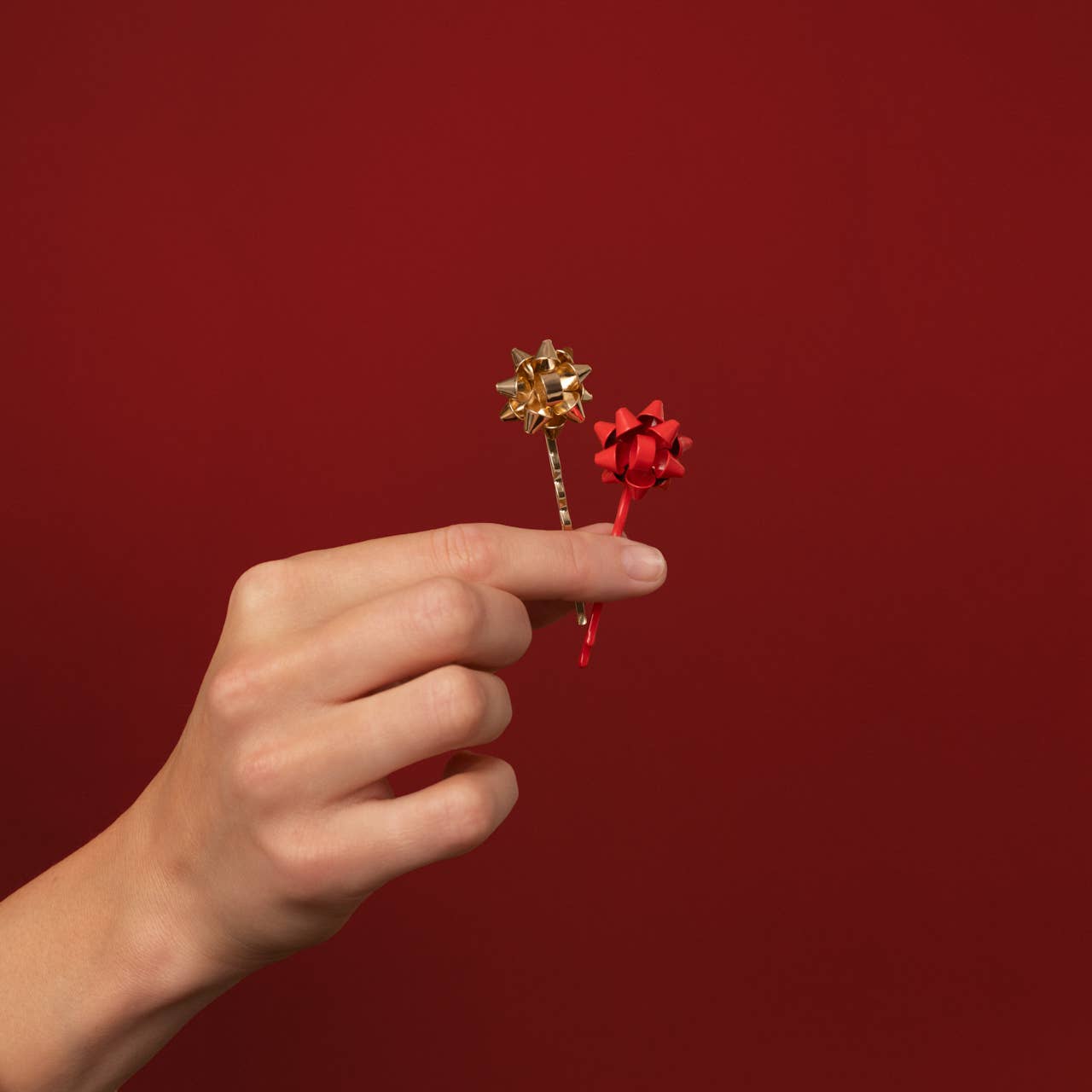 Metal Gift Bow Bobby Pins 4pc Set - Red & Gold