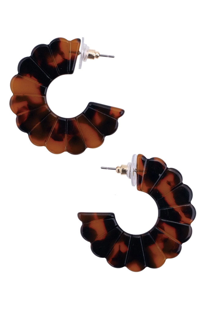 Dominique Scalloped Hoop Earrings in Tortoise